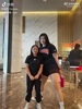 李梦有多魁梧？此前她和粉丝合影，身材几乎是对方两倍！🙊